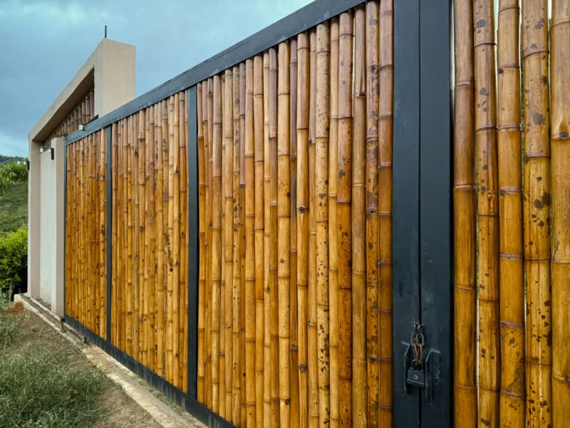 Portón de entrada de lujo en bambú guadua y acero en Colombia