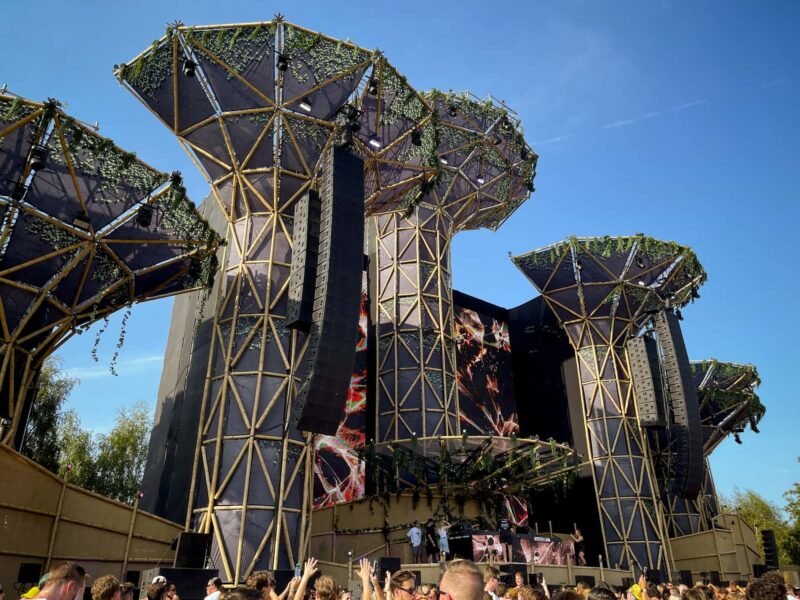 Diseño de Escenarios en el Festival Mysteryland: Torres de Bambú Icónicas con el Sello de Guadua Bamboo SAS