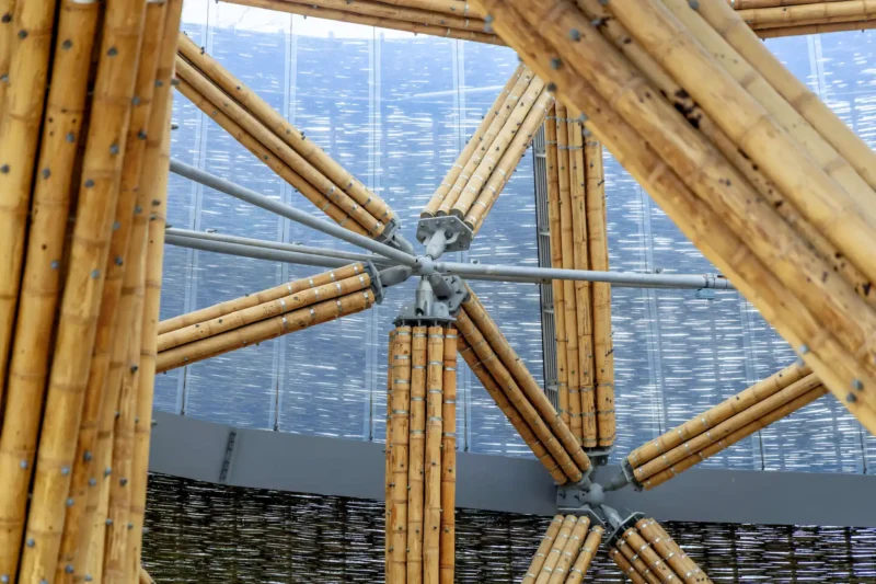 Detalle constructivo de la torre de bambú Guadua de 28 metros en Bélgica