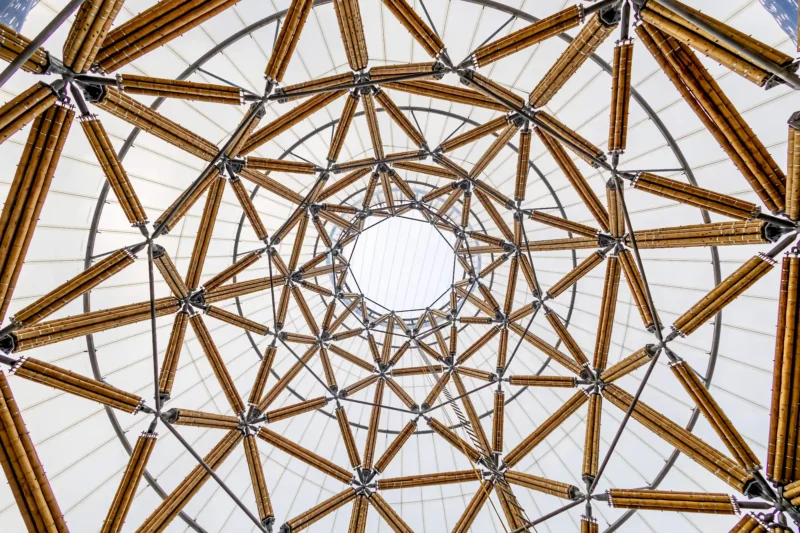 Detalle constructivo de la torre de bambú Guadua de 28 metros en Bélgica