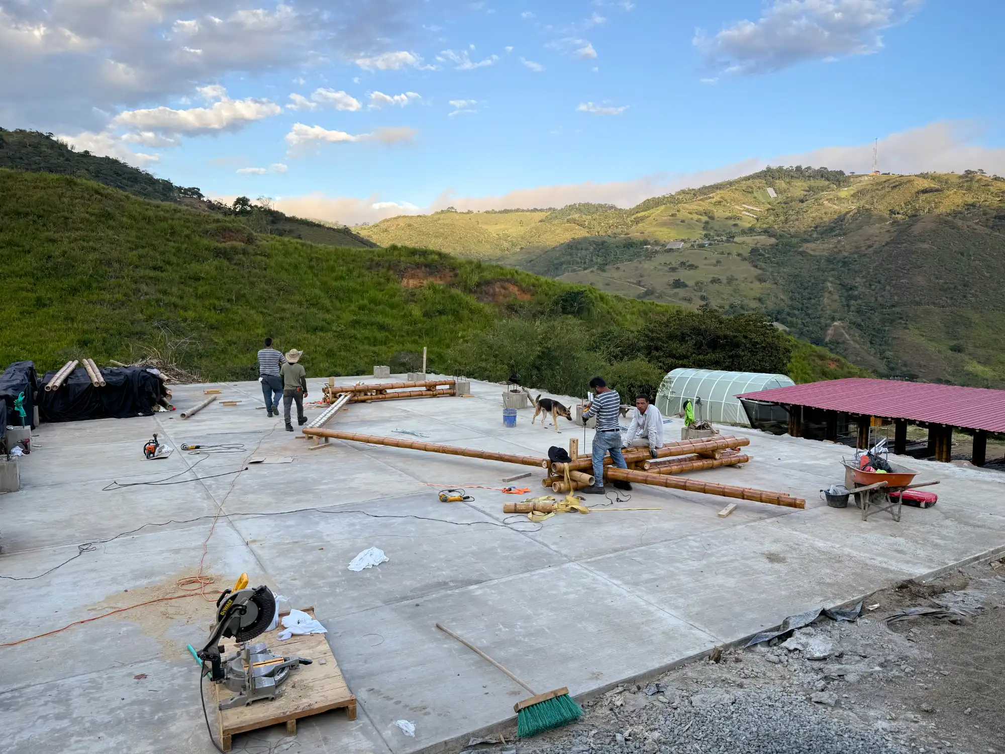 Ensamble de cerchas prefabricadas de guadua en el suelo