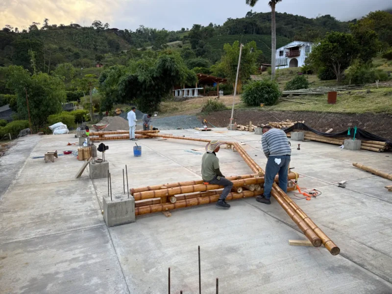 Ensamble de cerchas prefabricadas de guadua en el suelo