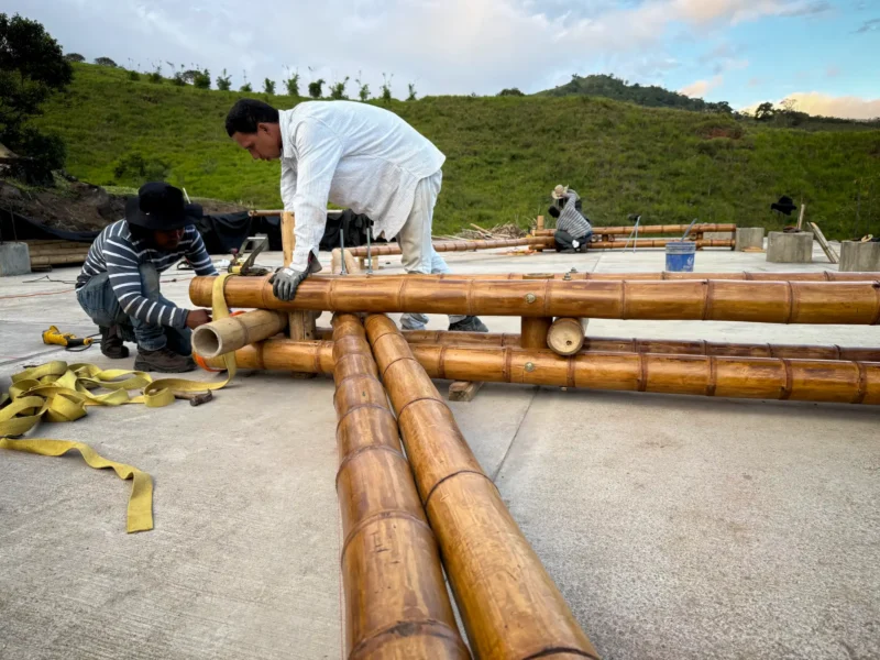 Ensamble de cerchas prefabricadas de guadua en el suelo