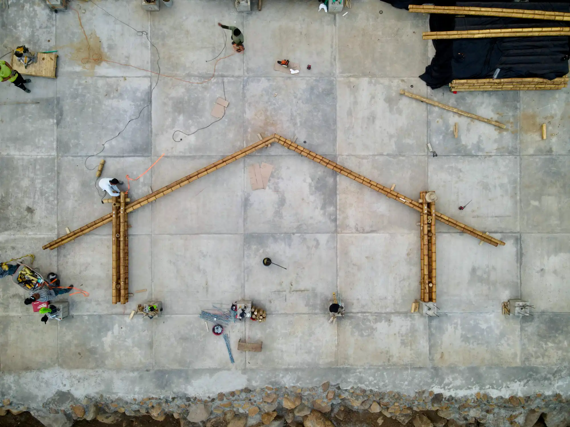 Ensamble de cerchas prefabricadas de guadua en el suelo