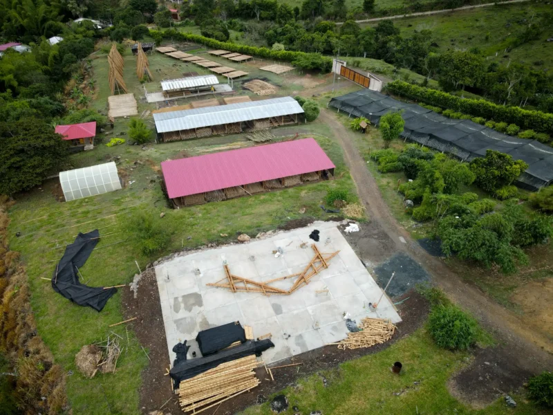 Ensamble de cerchas prefabricadas de guadua en el suelo