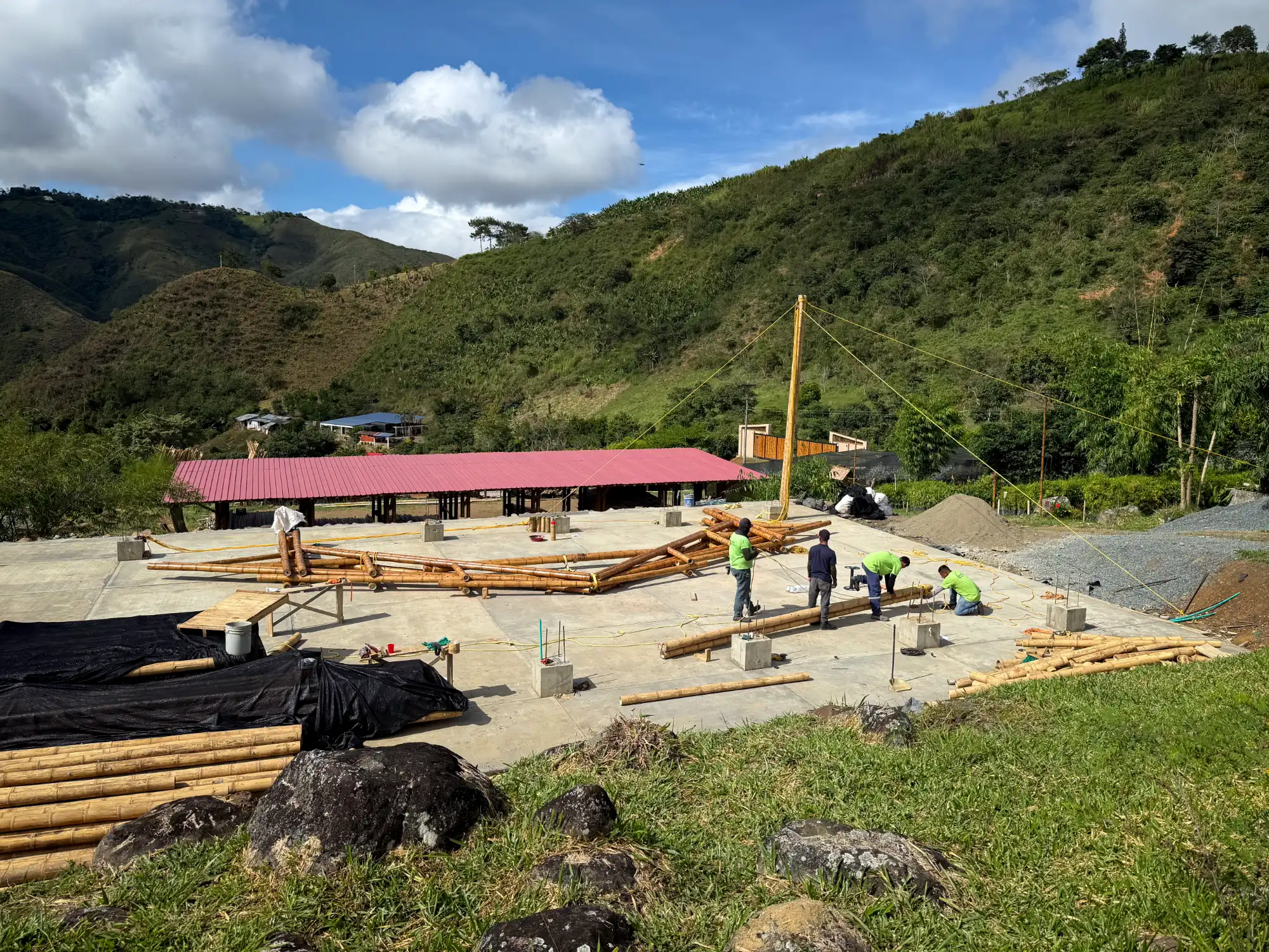 Izaje y posicionamiento manual de cerchas de guadua con poleas y cuerdas