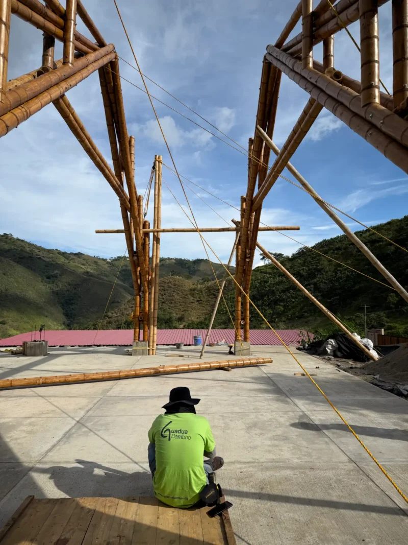 Izaje y posicionamiento manual de cerchas de guadua con poleas y cuerdas