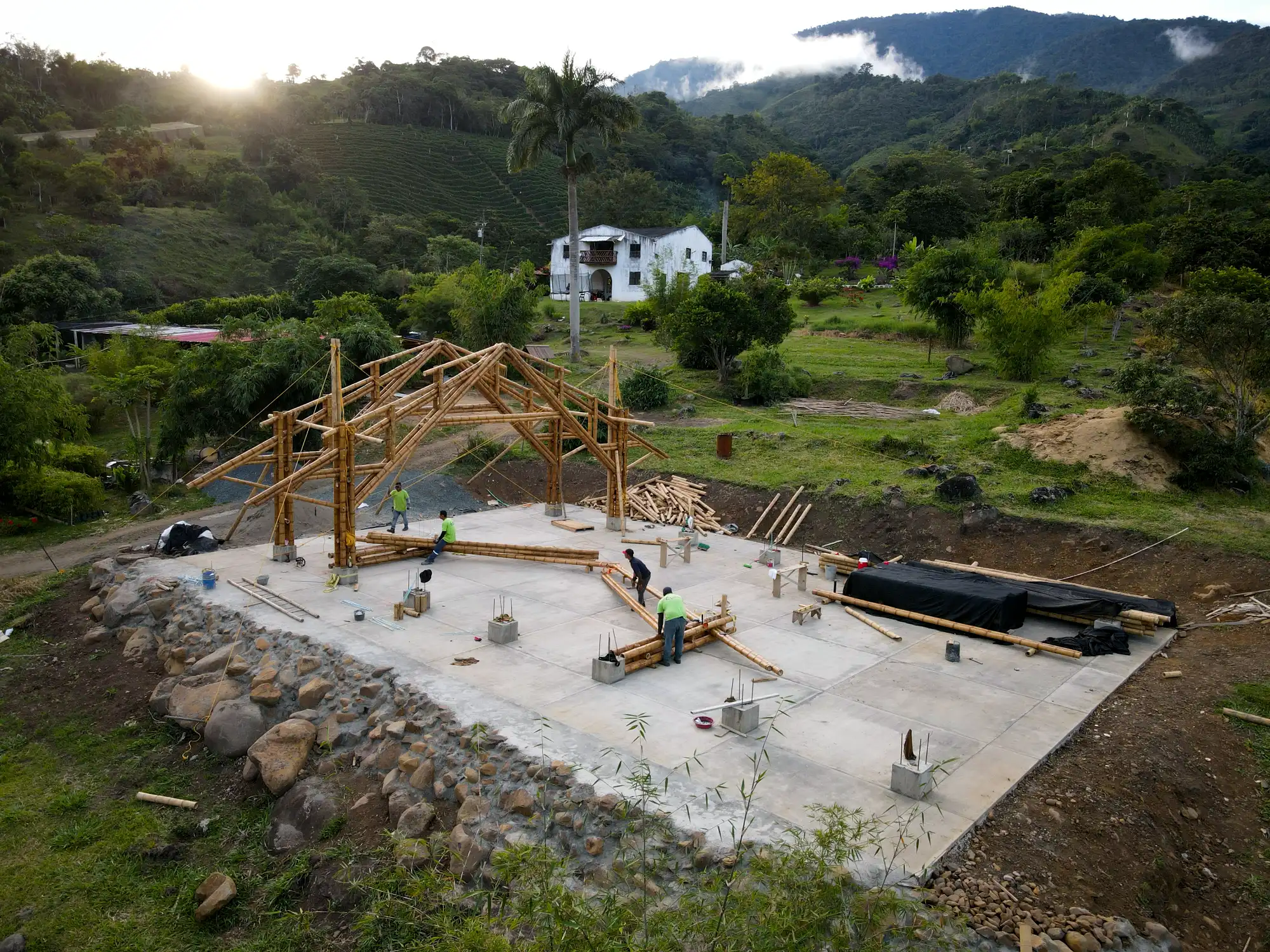 Izaje y posicionamiento manual de cerchas de guadua con poleas y cuerdas