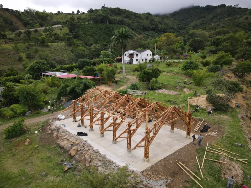 Vista aérea del sitio de construcción del pabellón de guadua en Hacienda Guadua Bamboo