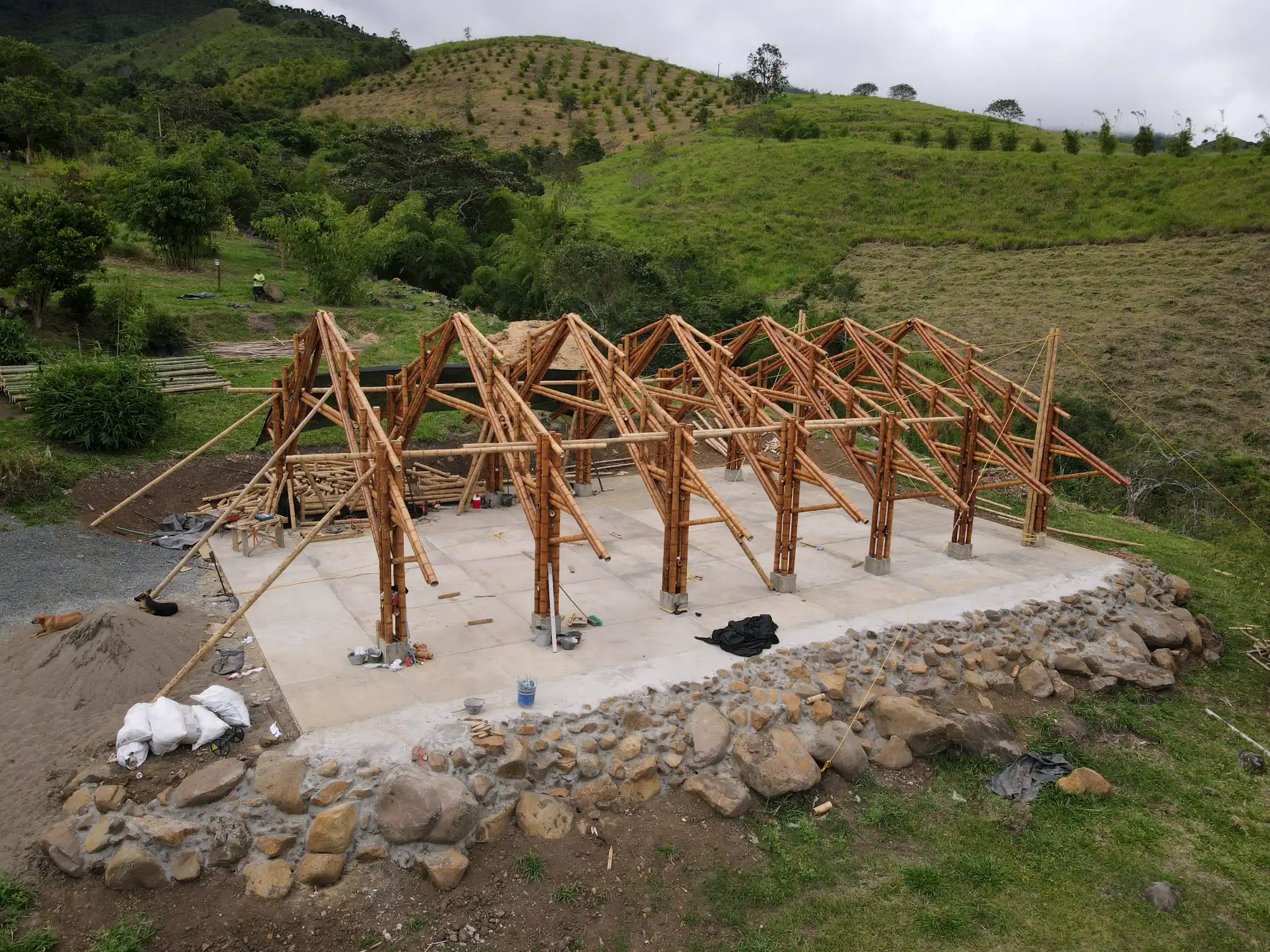 Vista aérea del sitio de construcción del pabellón de guadua en Hacienda Guadua Bamboo