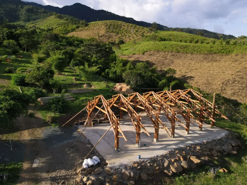 Vista aérea del sitio de construcción del pabellón de guadua en Hacienda Guadua Bamboo