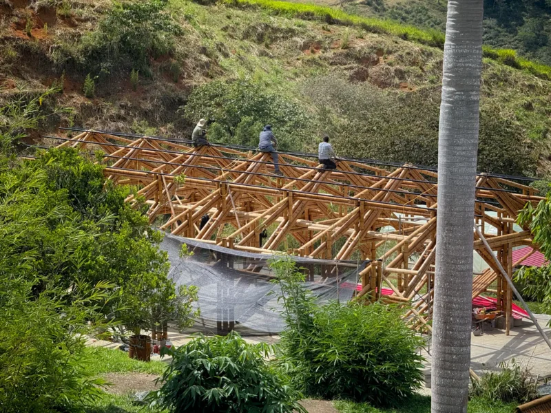 Instalación de tubos de acero para el soporte estructural del techo