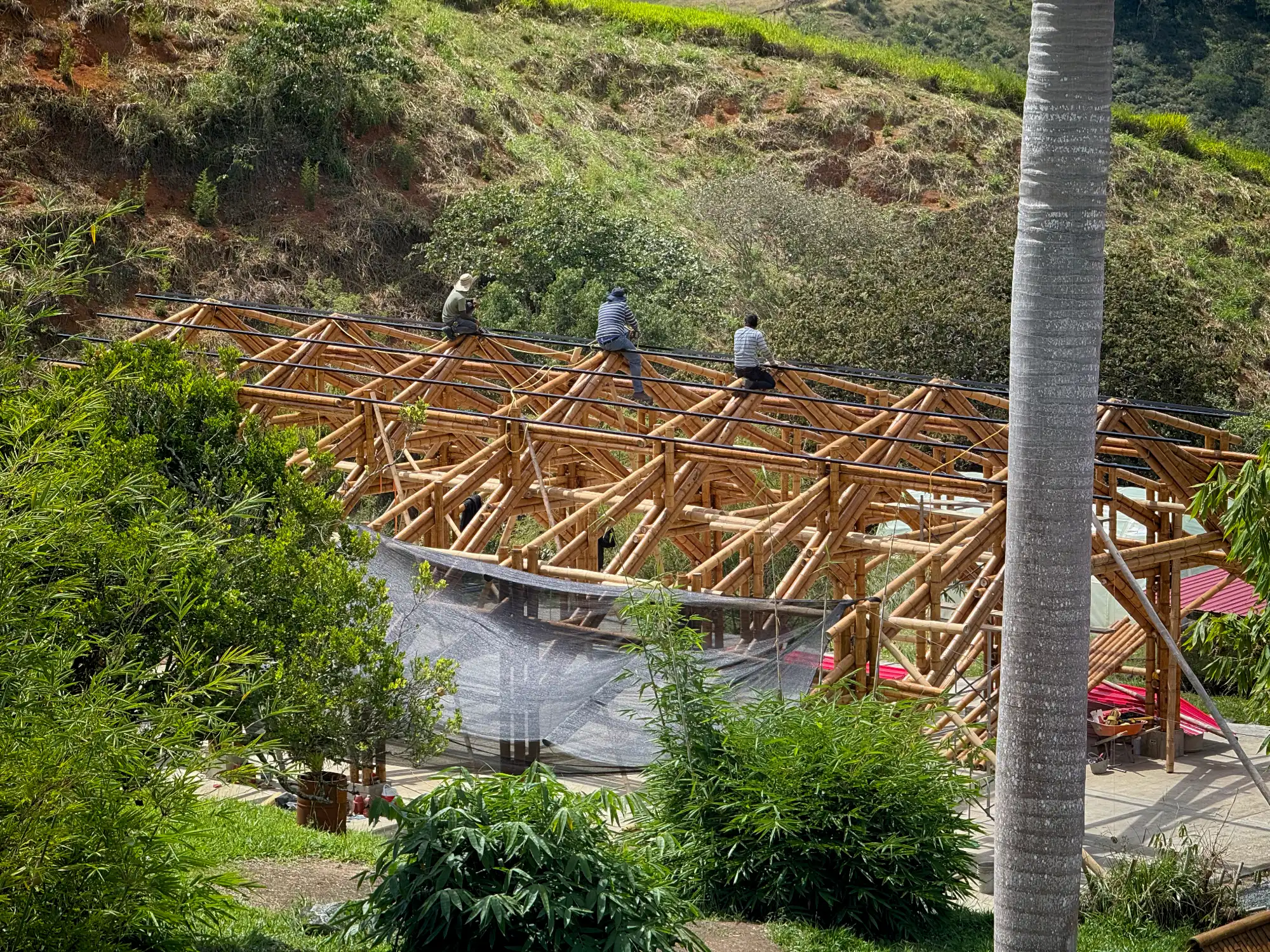 Instalación de tubos de acero para el soporte estructural del techo