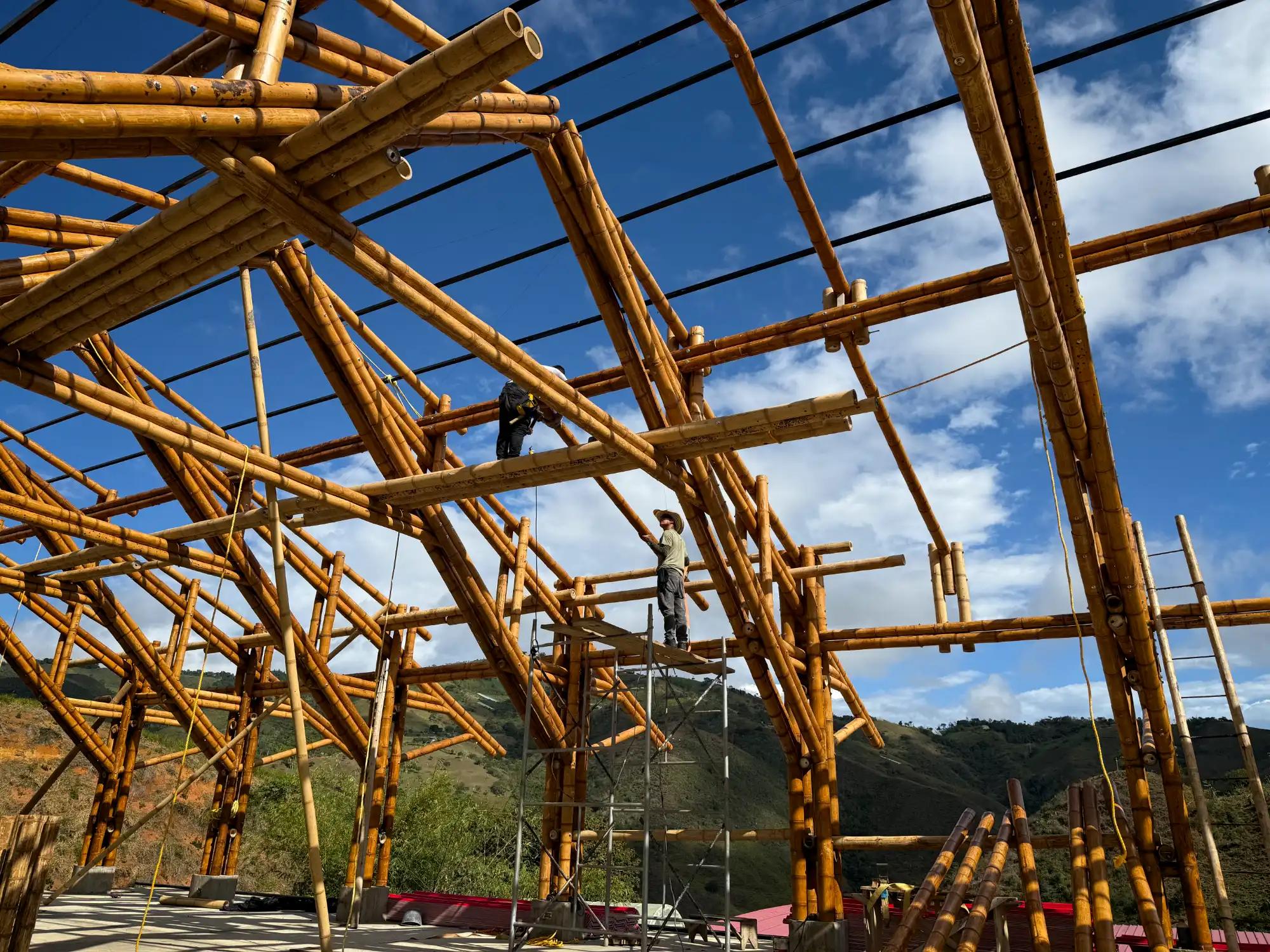 Instalación de tubos de acero para el soporte estructural del techo