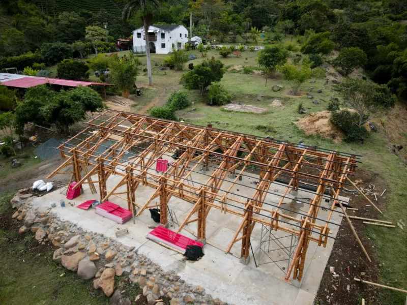 Vista aérea de la estructura completa (esqueleto) del pabellón de guadua