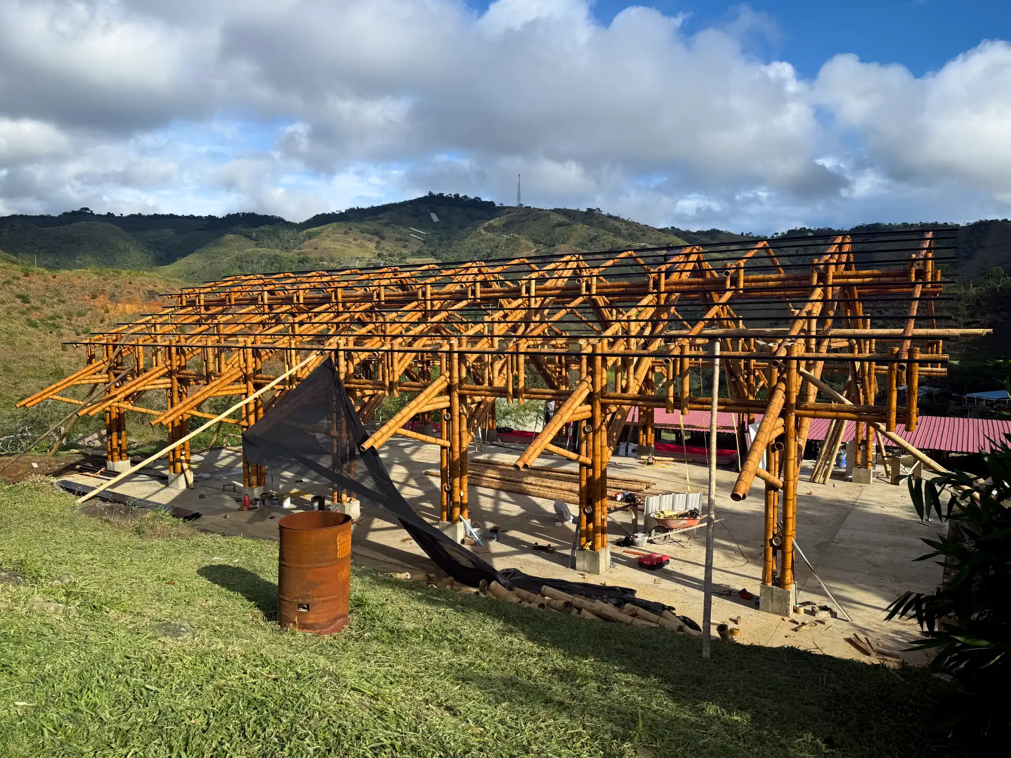 Vista de la estructura completa (esqueleto) del pabellón de guadua