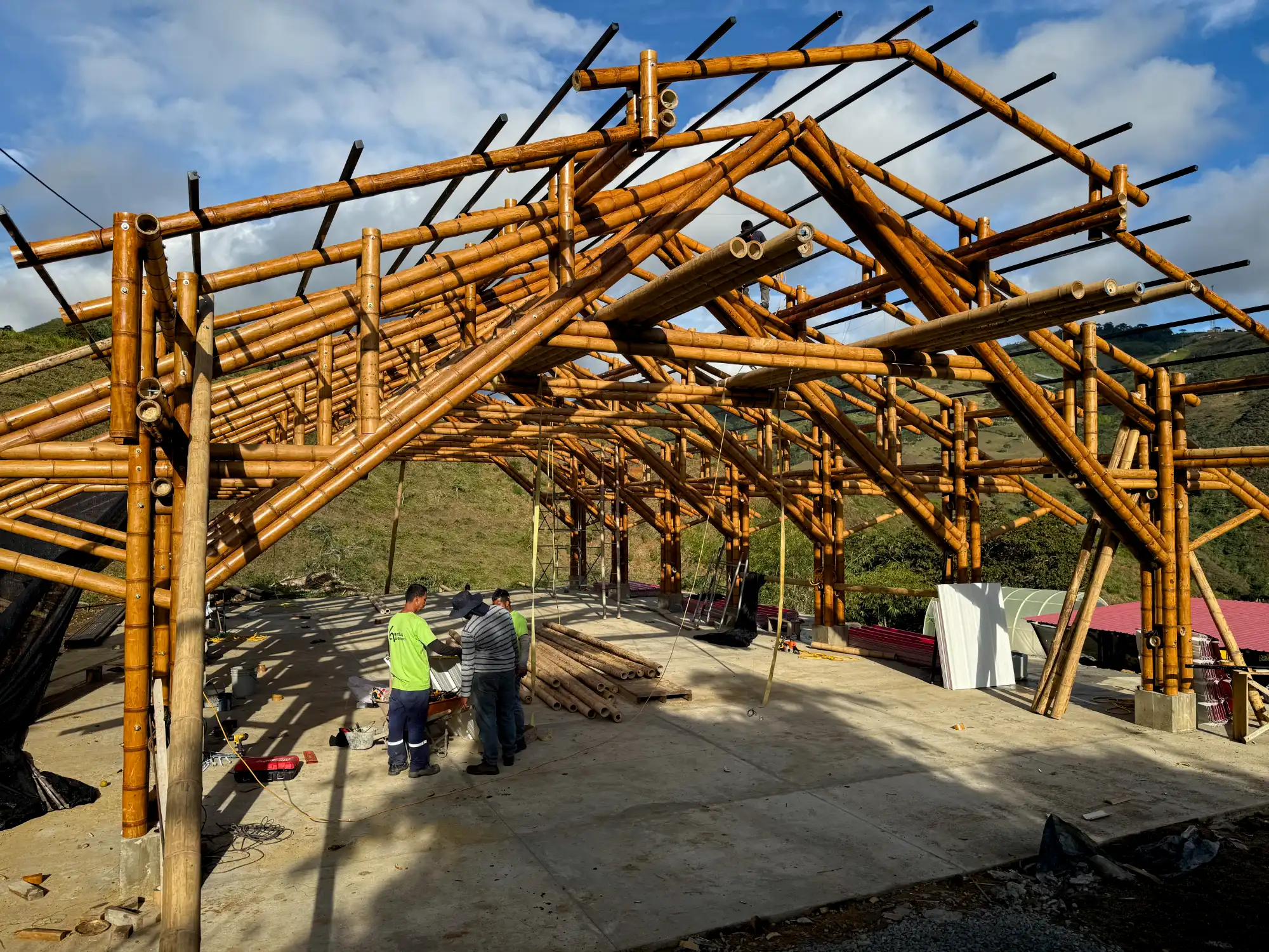 Vista de la estructura completa (esqueleto) del pabellón de guadua