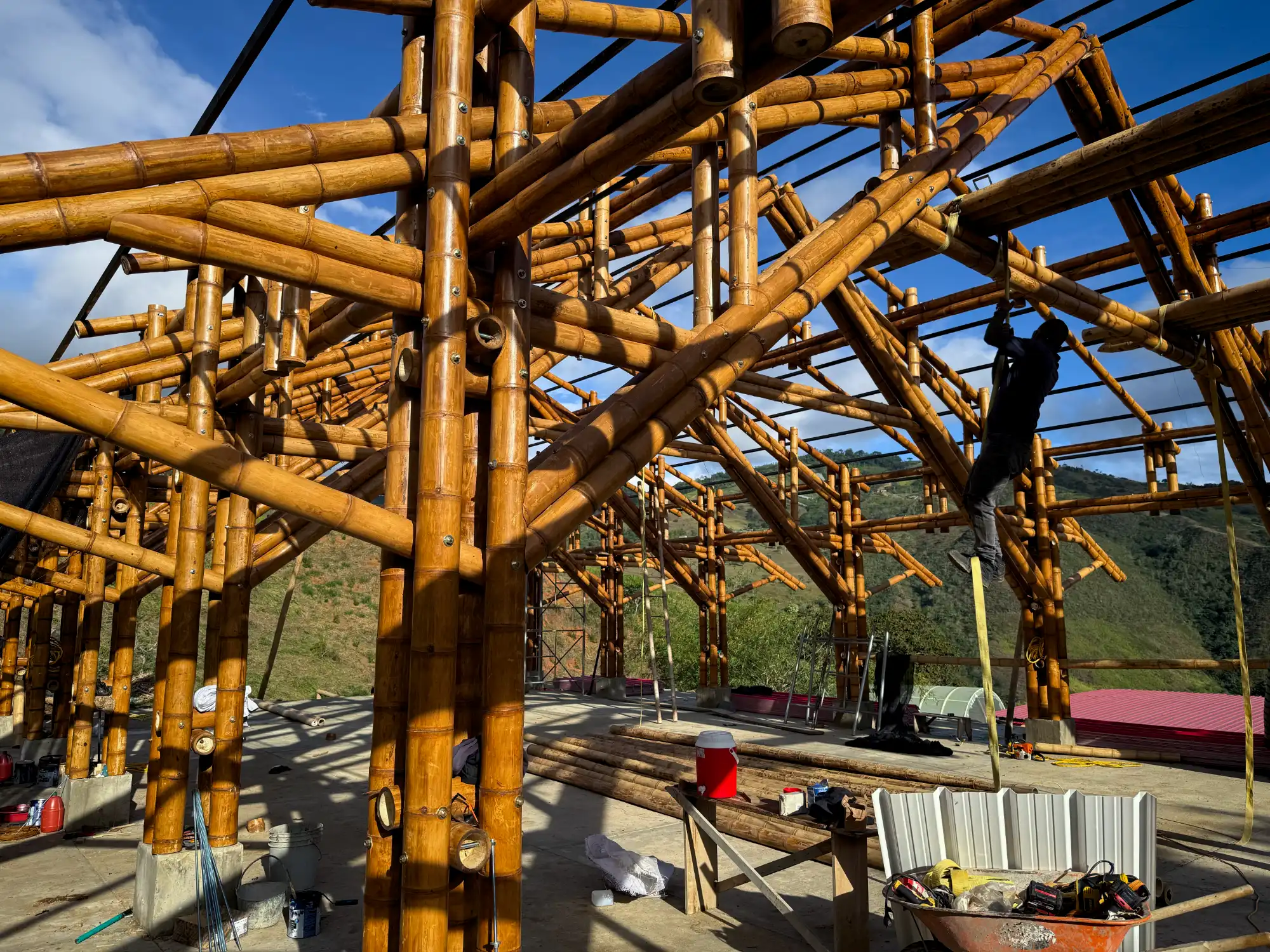 Detalles técnicos de uniones y conexiones en cerchas de guadua