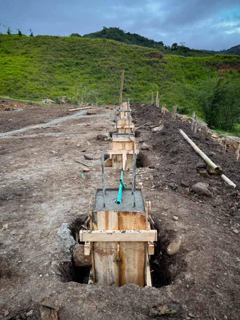 Fundición de pedestales de concreto para estructura de guadua