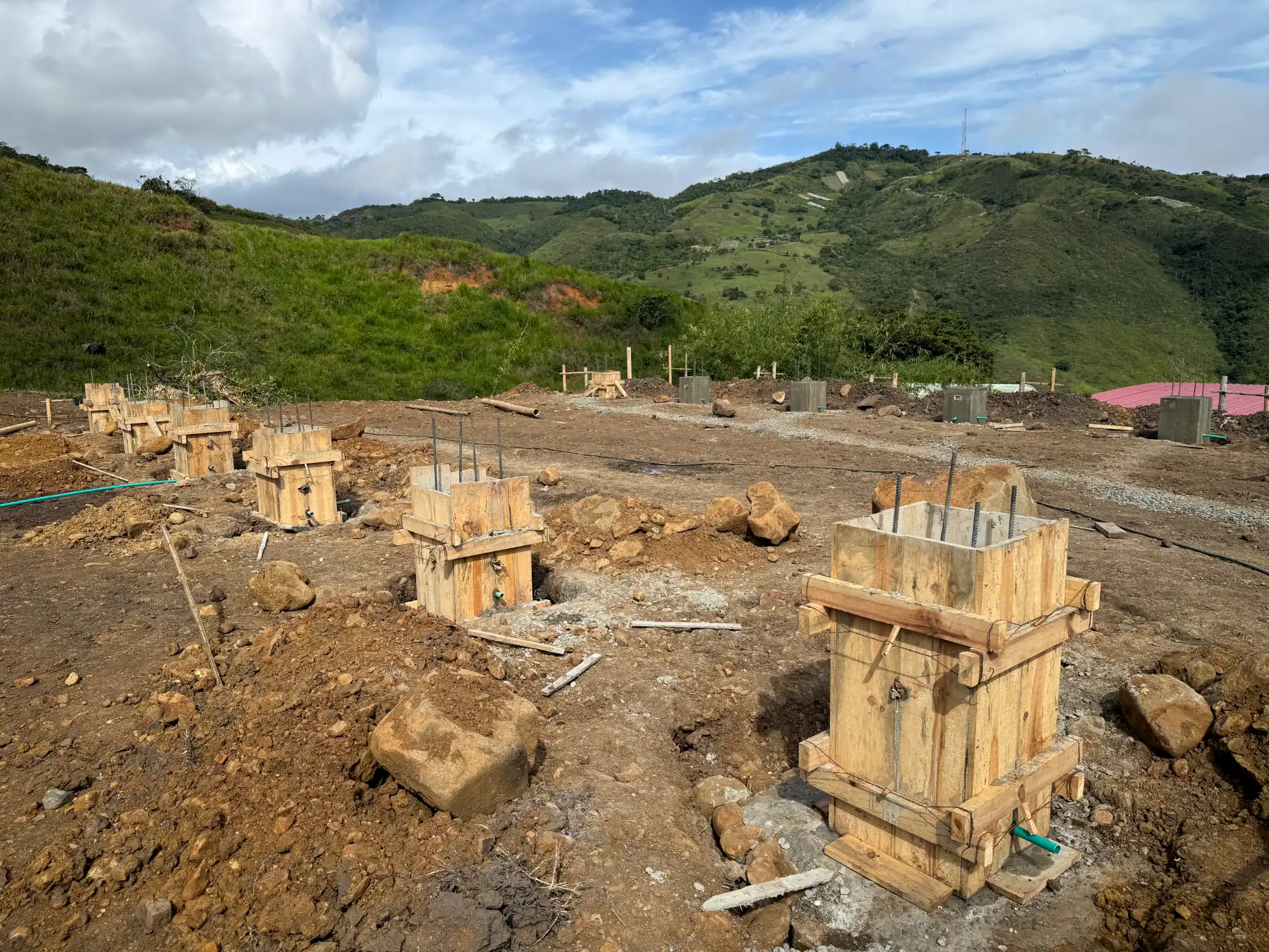 Fundición de pedestales de concreto para estructura de guadua