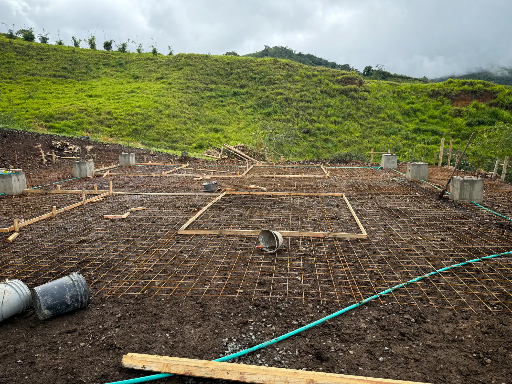 Instalación de placa de concreto reforzado para piso industrial