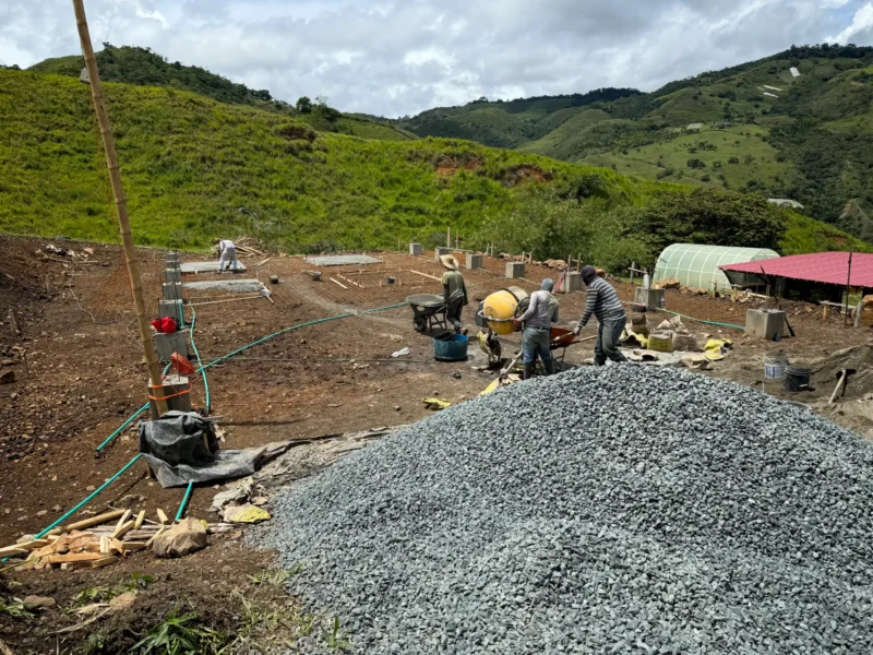 Instalación de placa de concreto reforzado para piso industrial