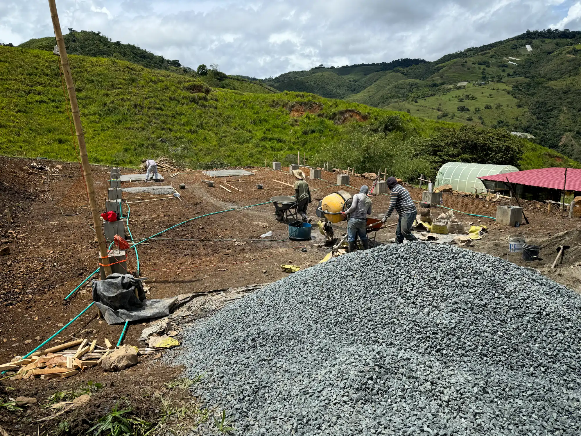 Instalación de placa de concreto reforzado para piso industrial