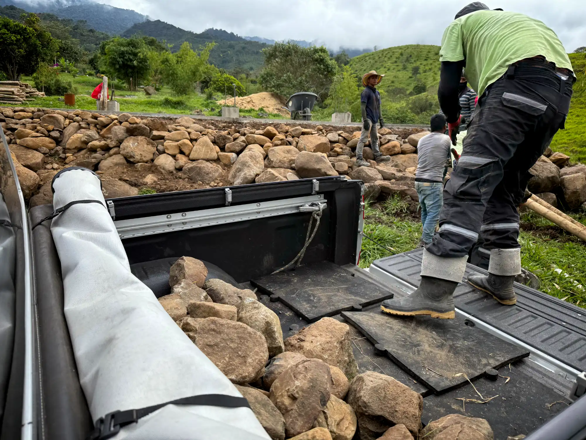 Construcción de muro de contención en piedra de río