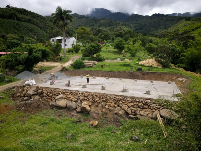 Construcción de muro de contención en piedra de río
