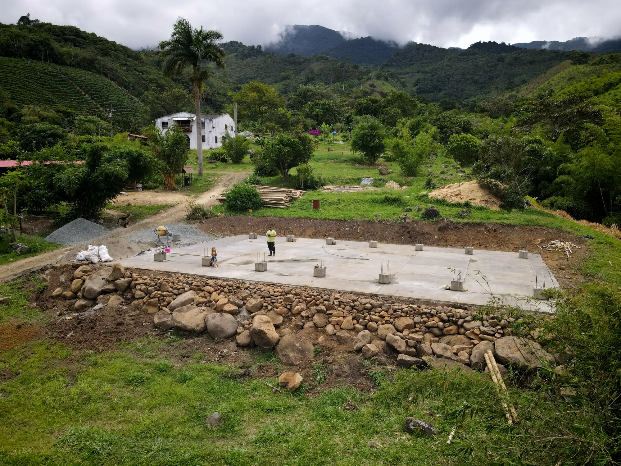 Construcción de muro de contención en piedra de río