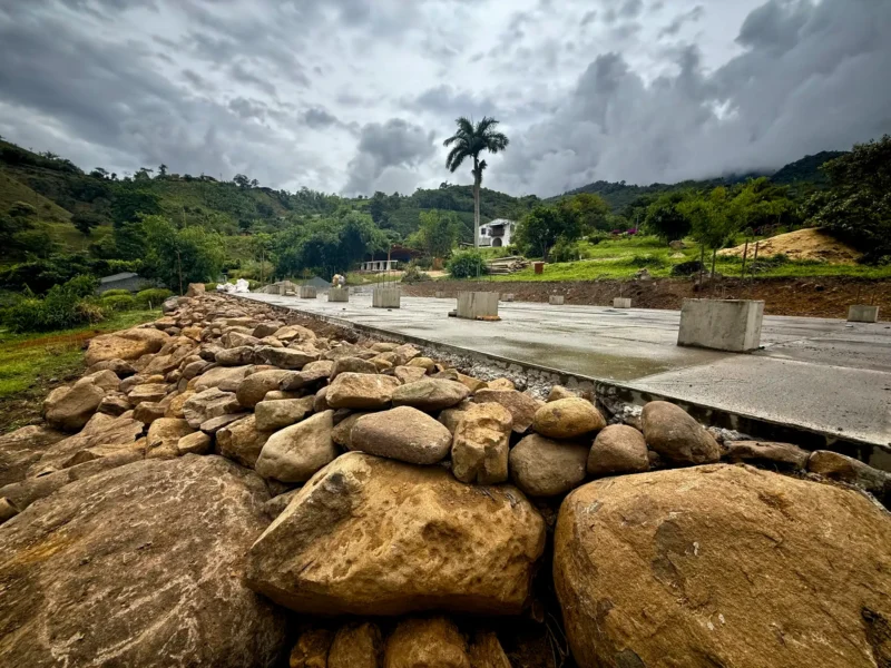 Construcción de muro de contención en piedra de río
