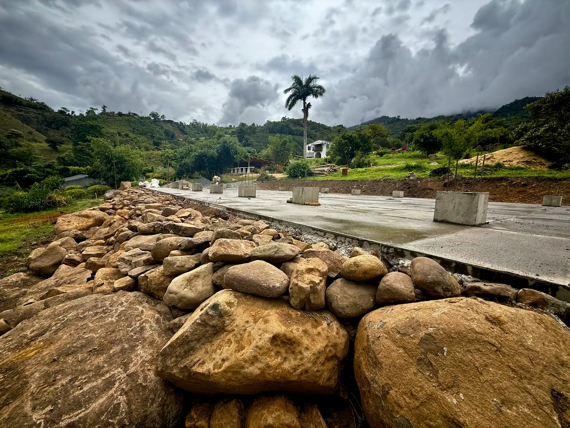 Construcción de muro de contención en piedra de río