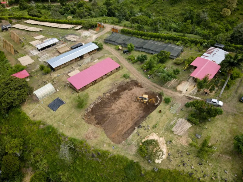 Excavación con retroexcavadora para cimentación de pabellón de guadua