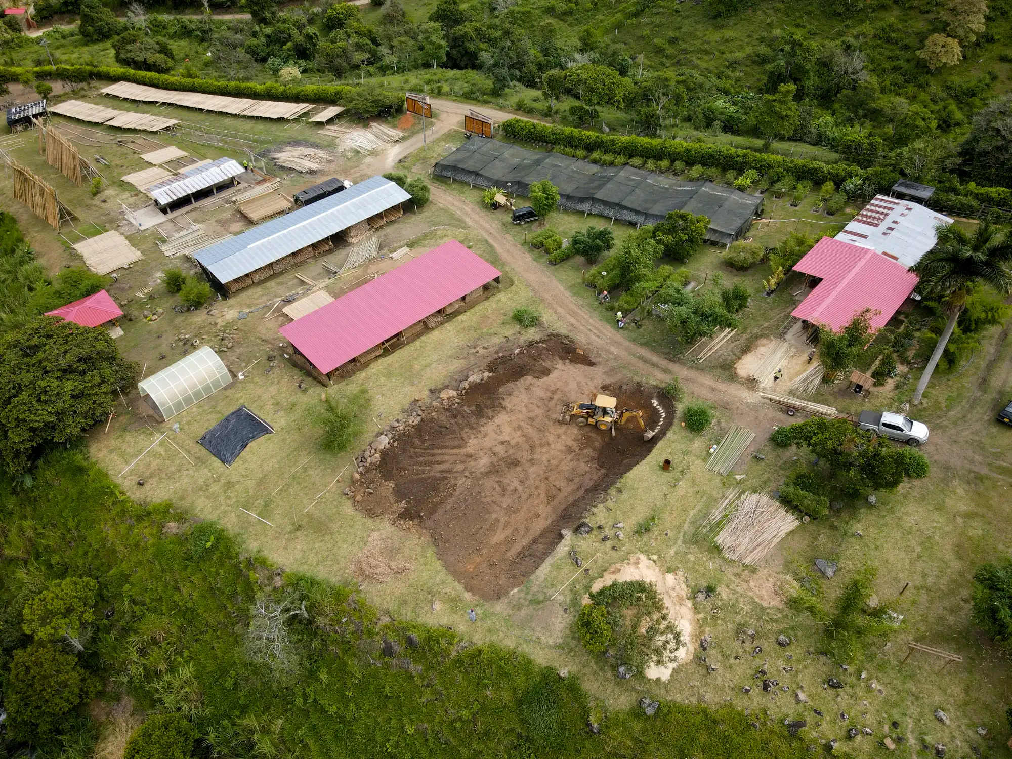 Excavación con retroexcavadora para cimentación de pabellón de guadua