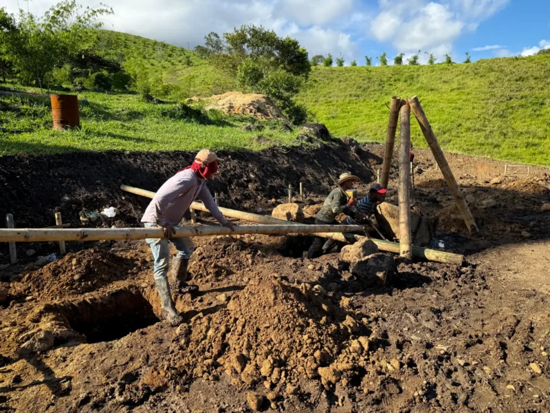 Extracción de piedras de río con trípode de guadua y polea