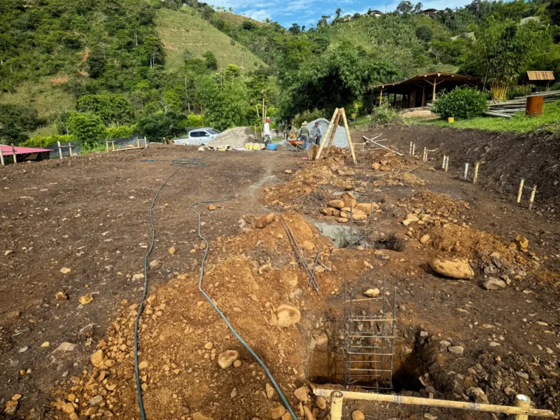 Fundición de pedestales de concreto para estructura de guadua