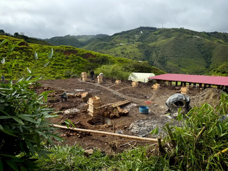 Fundición de pedestales de concreto para estructura de guadua