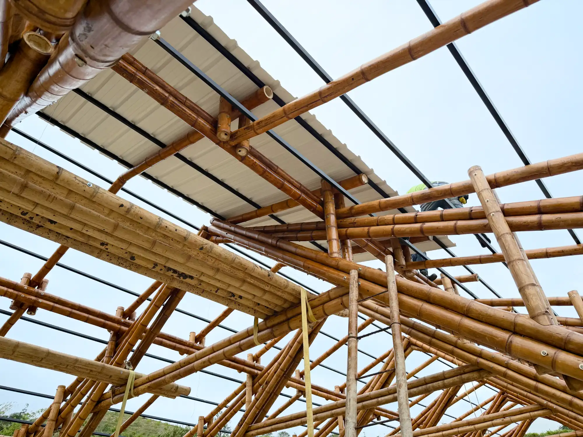 Instalación de paneles de PVC para la cubierta del pabellón de guadua.