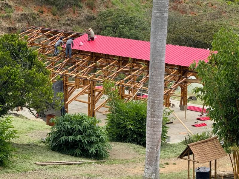Instalación de paneles de PVC para la cubierta del pabellón de guadua.