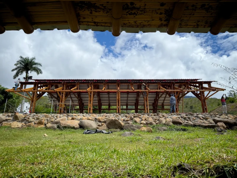 Instalación de paneles de PVC para la cubierta del pabellón de guadua.