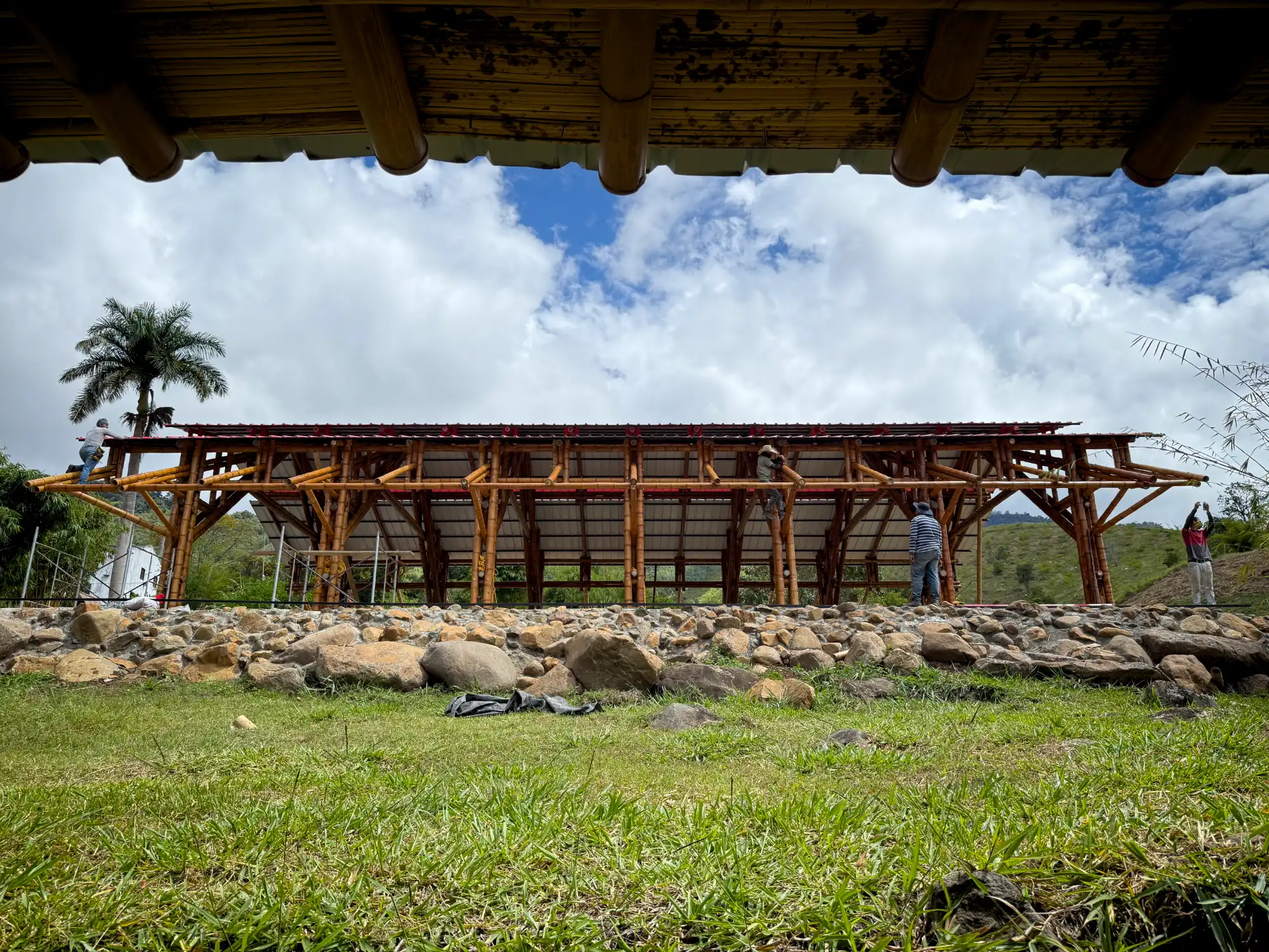 Instalación de paneles de PVC para la cubierta del pabellón de guadua.