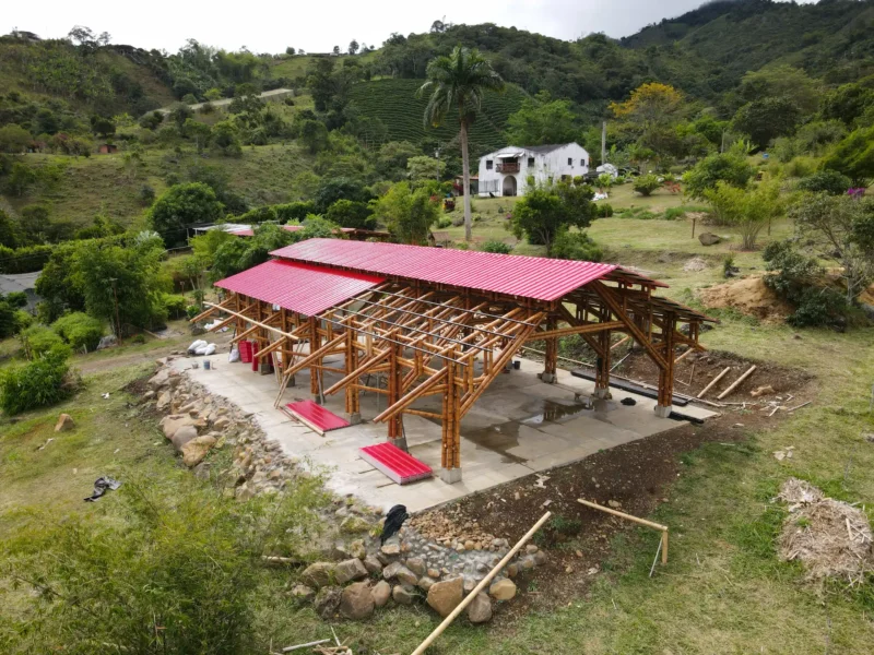 Instalación de paneles de PVC para la cubierta del pabellón de guadua.