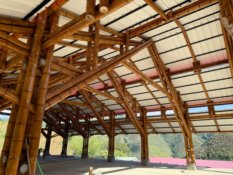 Vista interior de la estructura de guadua del pabellón "Tres Brisas" en el Valle del Cauca