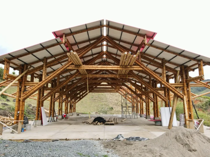 Instalación de paneles de PVC para la cubierta del pabellón de guadua.