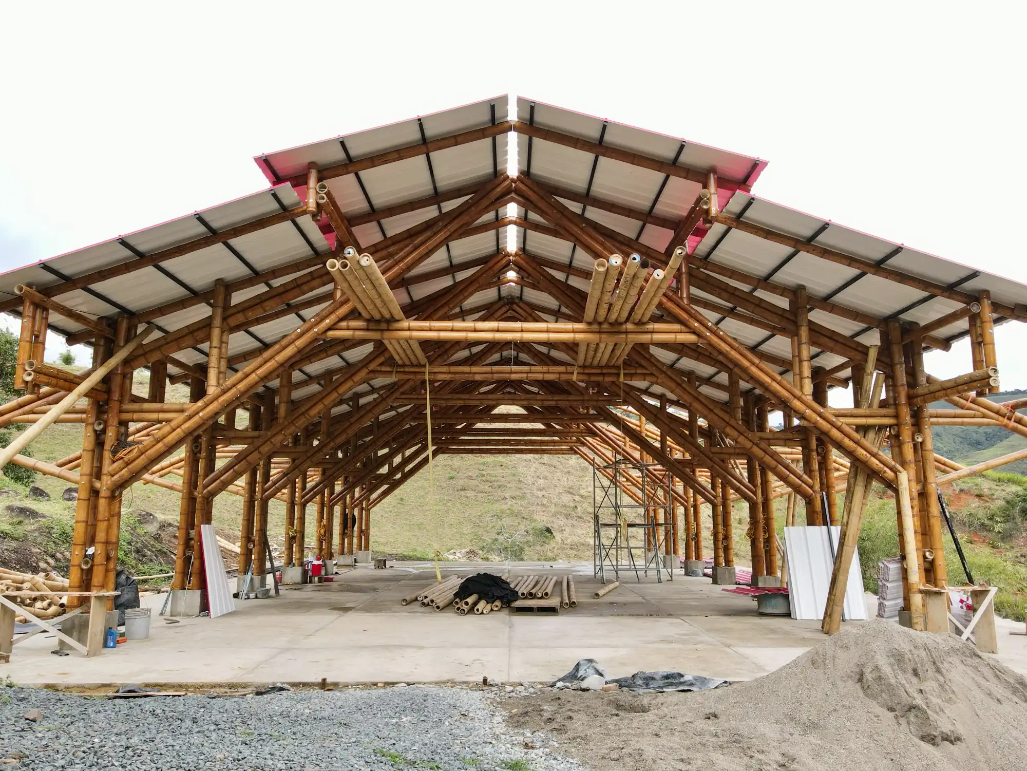 Instalación de paneles de PVC para la cubierta del pabellón de guadua.
