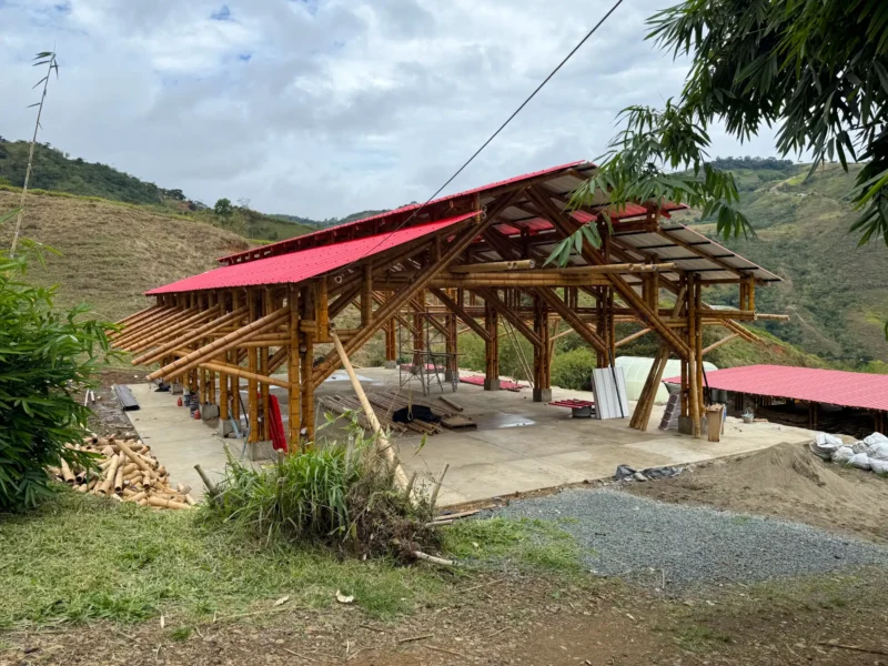 Instalación de paneles de PVC para la cubierta del pabellón de guadua.