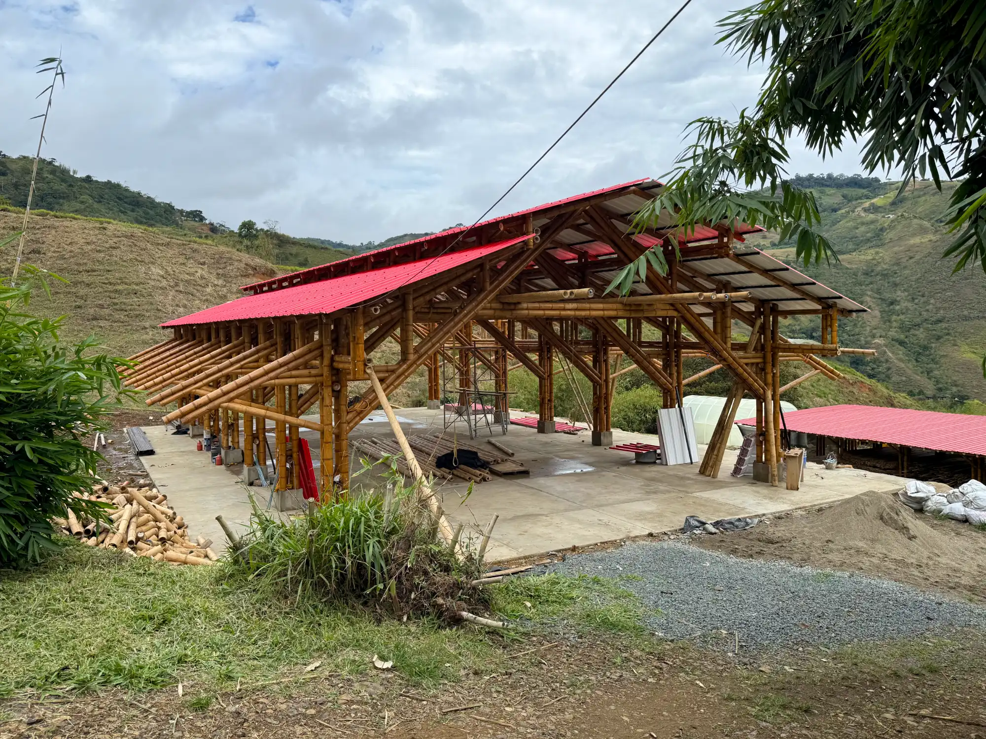Instalación de paneles de PVC para la cubierta del pabellón de guadua.