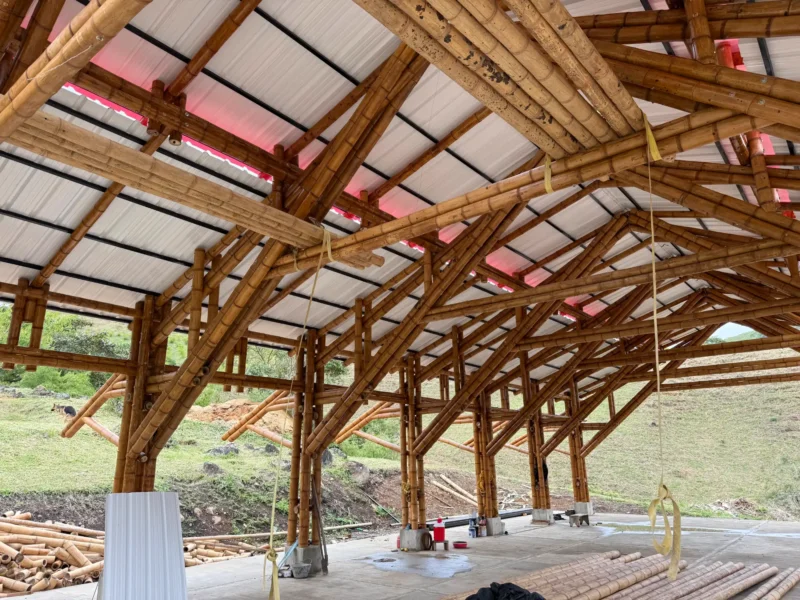 Instalación de paneles de PVC para la cubierta del pabellón de guadua.