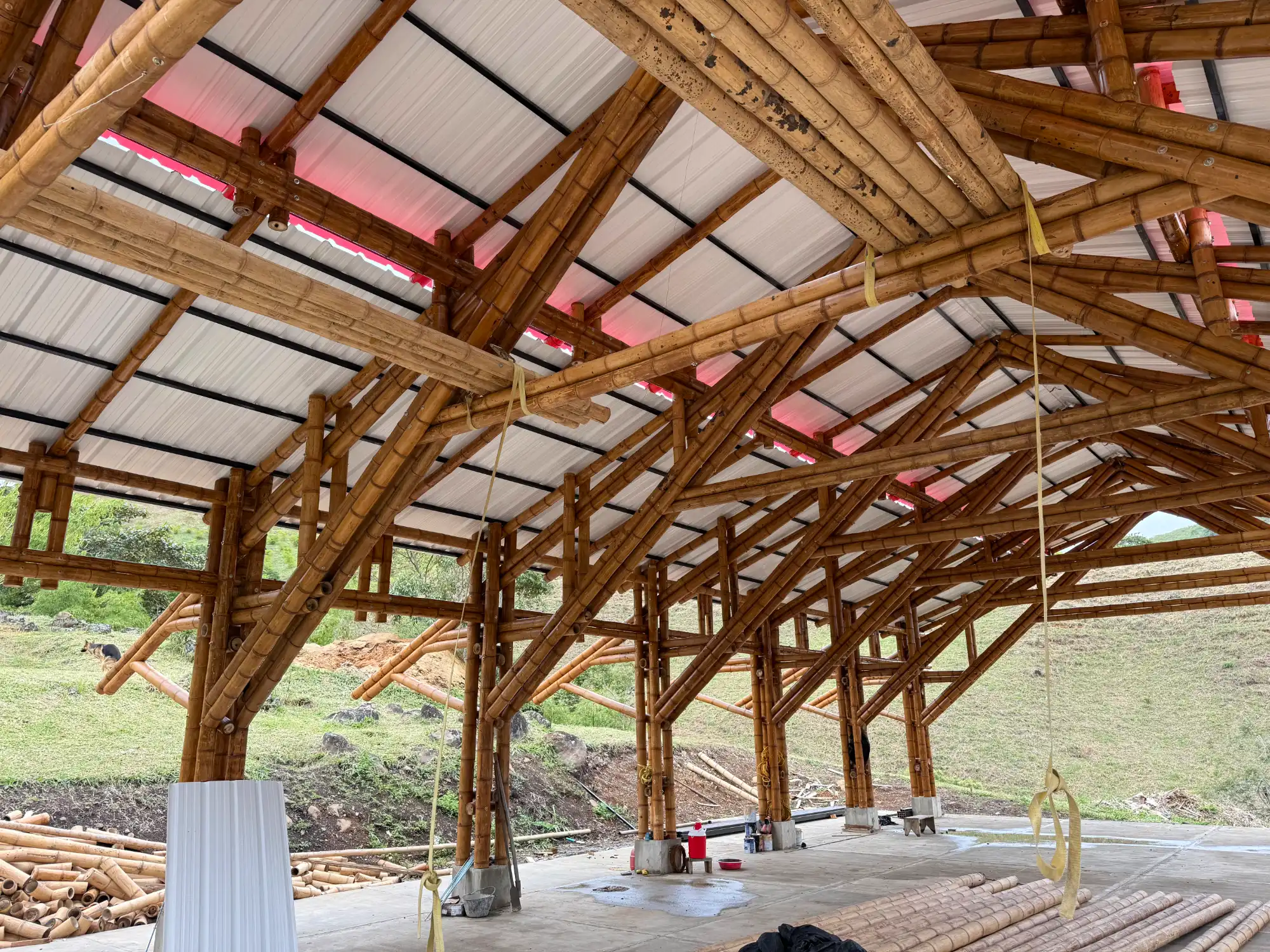 Instalación de paneles de PVC para la cubierta del pabellón de guadua.