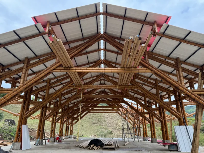 Instalación de paneles de PVC para la cubierta del pabellón de guadua.
